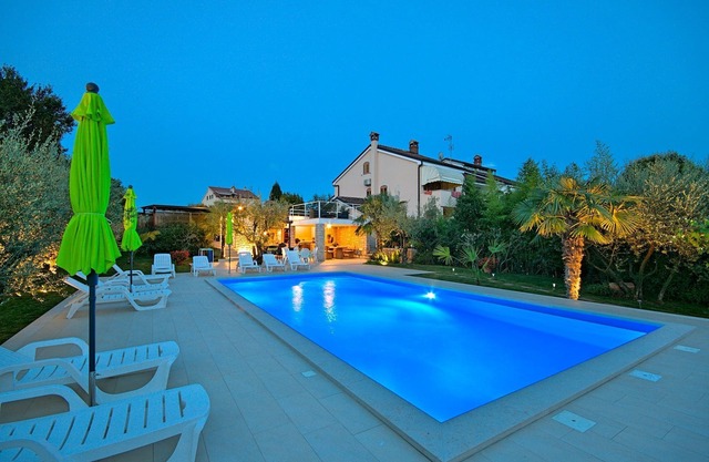 Pool, 400m from the beach, sea view, air-conditioned, garden