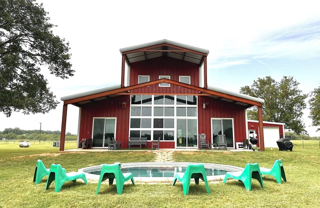 Pool! 8 bdrms/4.5 baths/2 living, close to town and wineries!