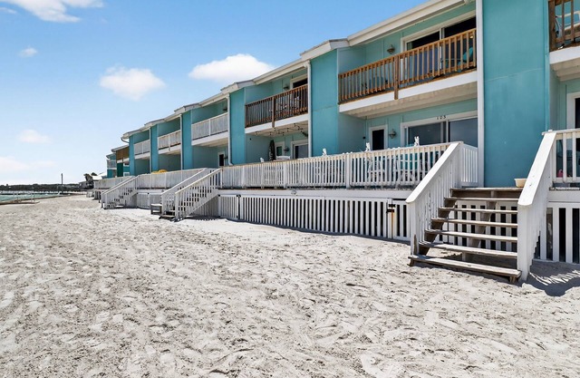 Pool, 800 Ft Pier, Tennis, Pickle Ball, Boat Slips and Launch, BBQ Area