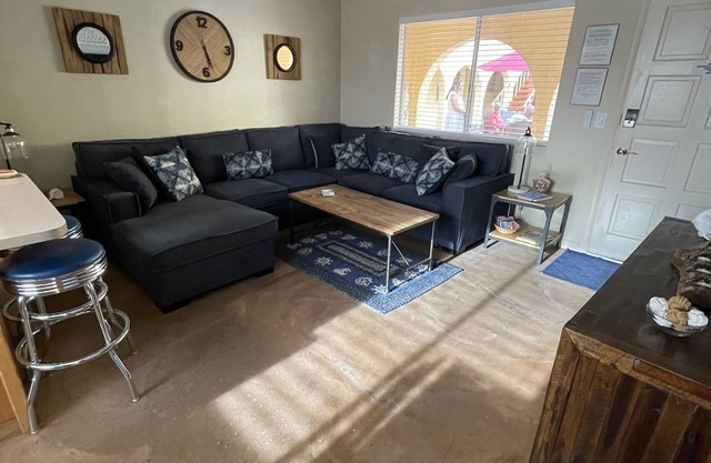 POOL*AC*BOAT PARKING*1BR*Clean Condo