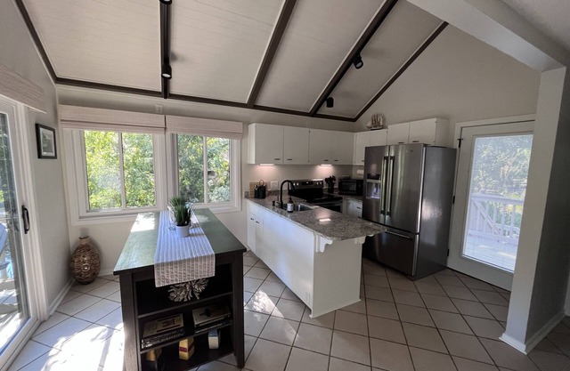 POOL & BEACH ACCESS: Sea Pines Home, Beautiful lagoon view