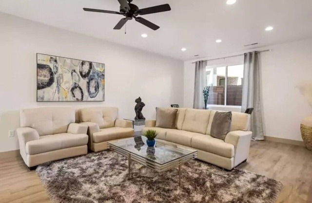 Pool! E-Bikes! Sleeps 38!