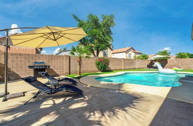 Pool, fireplace, 5 mi from West Gate.