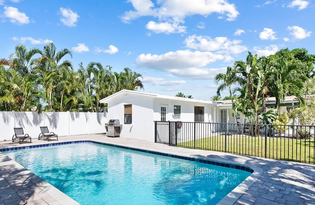 Pool home - 1 mile to the beach !