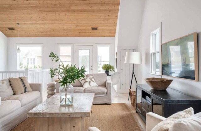 Pool, Hot Tub & 7 Min Walk to Beach!