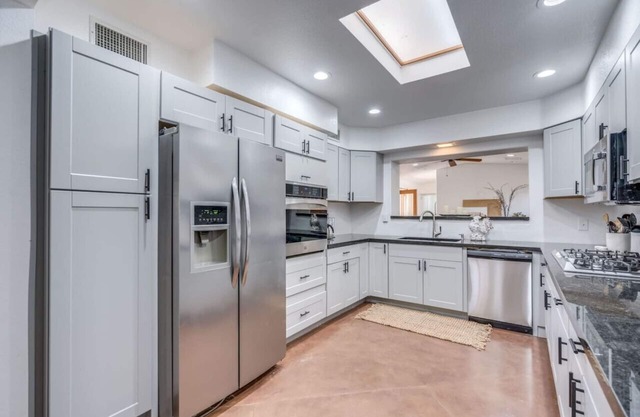 Pool & Hot Tub/Game Room/Midtown/5 BR 3 BA