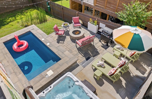 Pool & Hot Tub Oasis ★ Fire Pit & Grill ★ Rooftop ★ Mins to Broadway & Downtown!