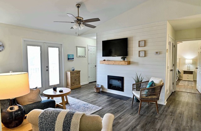 Pool, Hot Tub, Pickle Ball, Gym- Close to Sports Complex- $400 FREE ACTIVITIES