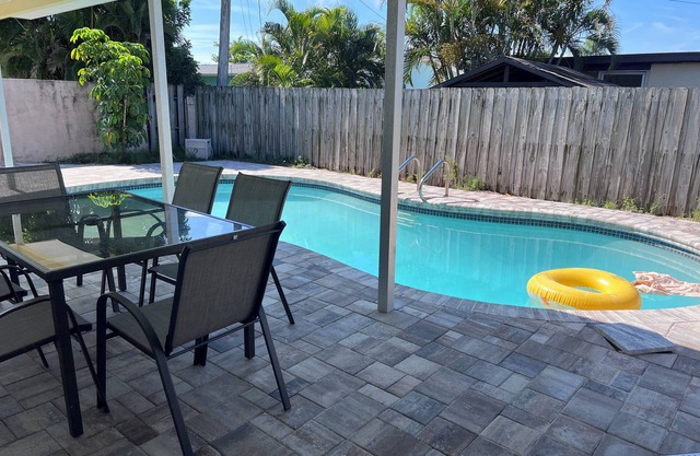 Pool house, close to the beach!
