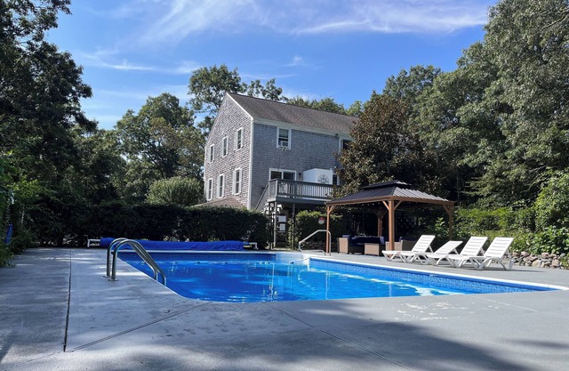 POOL, LARGE NEWLY RENOVATED: 4+ Bedroom, lots of room
