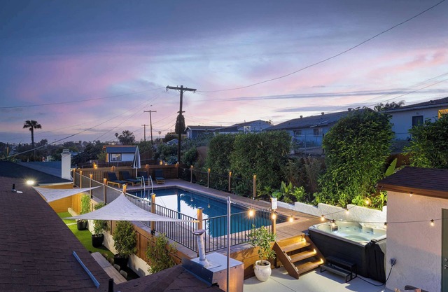 Pool & Palmz|Hot Tub|Fire Pit|Chefs Kitchen|6 beds