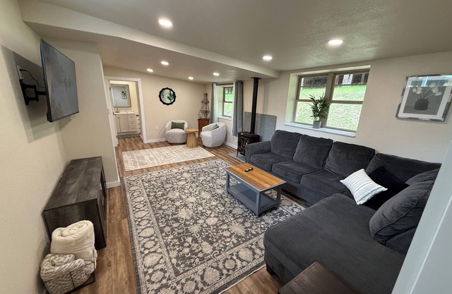 Pool Table, Hot Tub! 5 bedroom, 3 bath, 5 min to Cal Poly or Old Town.