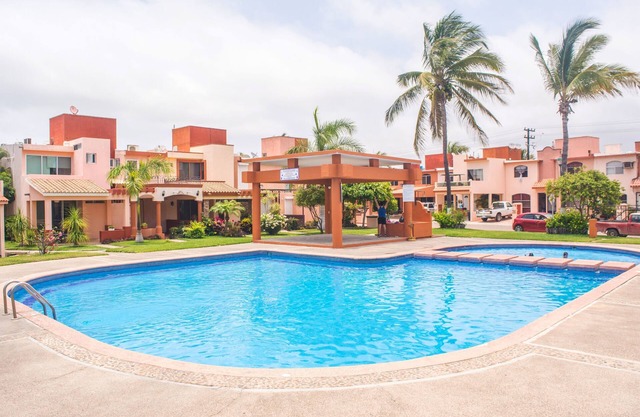 Pool view, Steps from Beach.Brand New