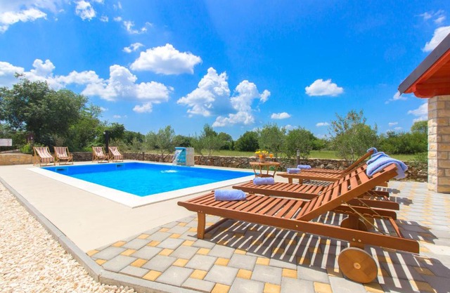 Pool Villa Miljevci Brištane