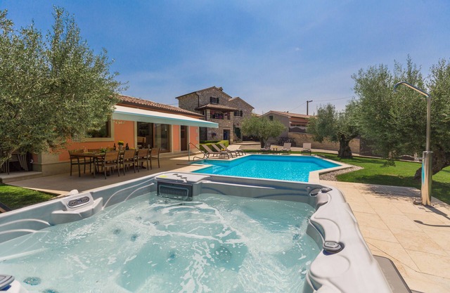 Pool, whirlpool, 12 persons, garden, children's playground,bicycles,table tennis