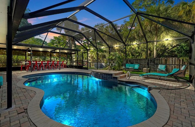 Poolside Cocoa Oasis w/Tiki Bar!