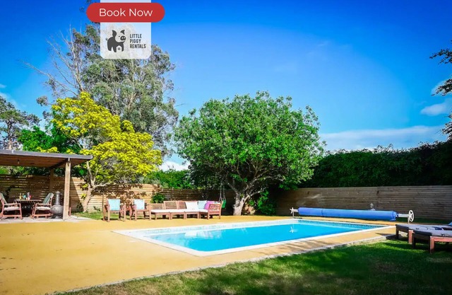 Poolside Family Escape | Luton