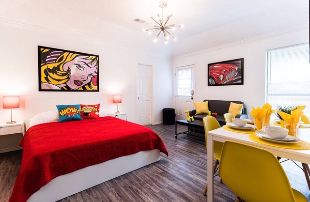 Pop Art Studio with all amenities and Private Backyard