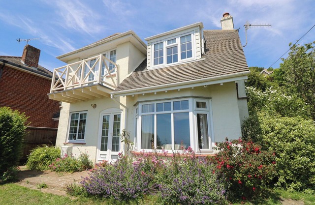 POPPY COTTAGE, pet friendly, country holiday cottage in Ventnor