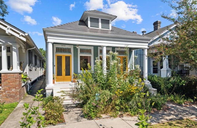 Porch Swing, streetcar, big backyard, Oh my!