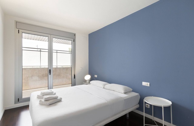 Port Forum 2-Bedroom Apartment with Balcony