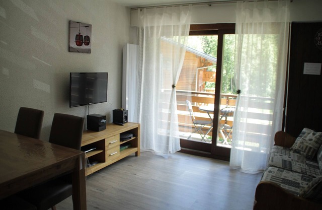 Portes Du Soleil PSB204 TELECABINE & MOUNTAIN 4 pe