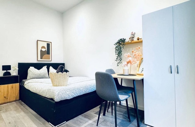 Practical Studio Stay with Kitchen, Laundry & Great Location