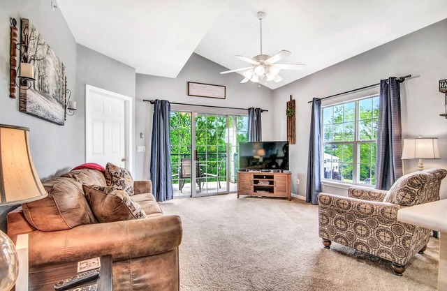 Preferable Location Near Downtown Branson! Tons of Amenities! Come Hideaway!