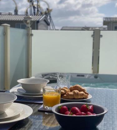 Premium accommodation with luxury HOT-TUB and decking area, near Fantasy Island