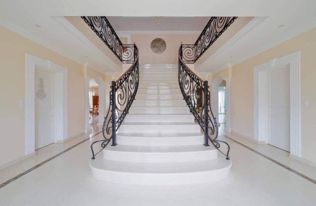Prestigious villa with heated indoor pool at the gateway to Disneyland!