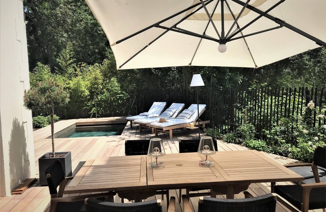 Prestigious house on the edge of the city center park