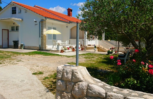Pretty Apartment With Terrace, Island Rab