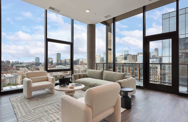 Prime 4BR Penthouse w/ Skyline Views for Families