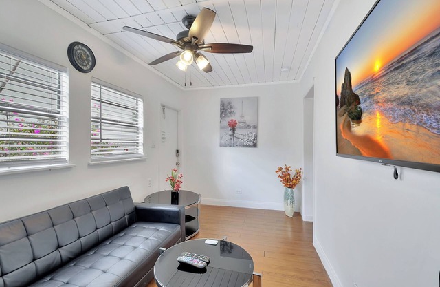 PRIME DELRAY BEACH, CHARMING 2 BEDROOM COTTAGE, PETS WELCOME