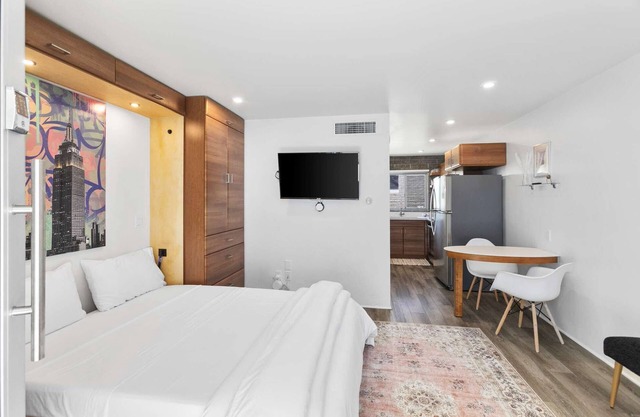 Prime DTPH Location w Pool and Parking