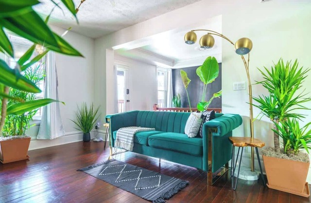 PRIME Location - 4,500+ Reviews - Parking Free