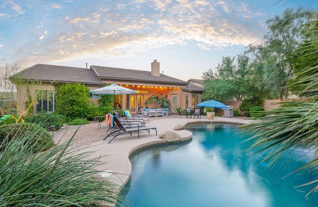 Prime Location, Heated Pool with Baja, Fun Game Room, Fire Pit, BBQ, VR Tour
