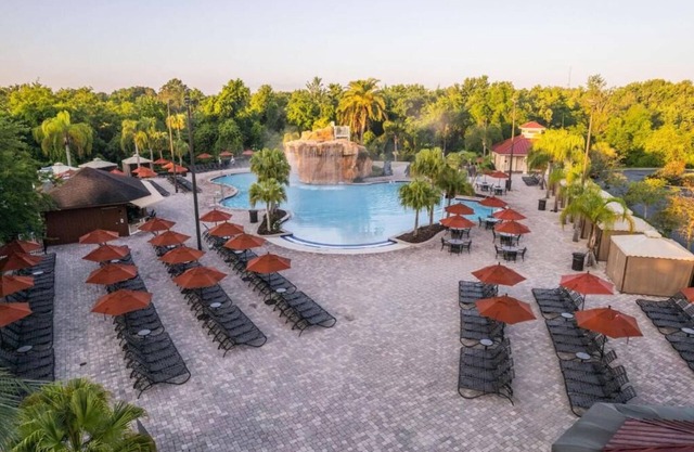 Prime Location Paradise! Free Shuttle, Swimming Pool, Full Kitchen!