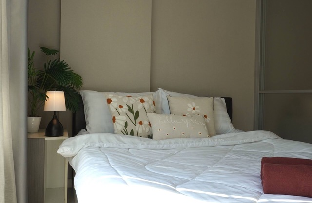 Prime Location, Poolside Apt Next to Central Mall