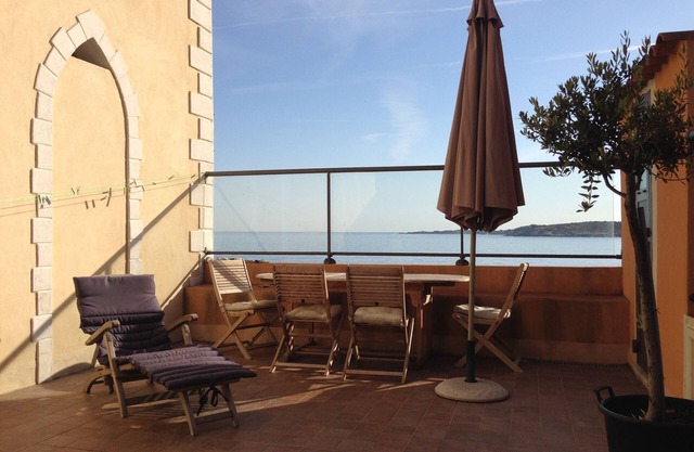 Prime location right by the sea with huge terrace & balcony, ideal for families