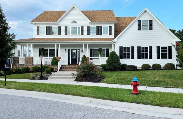 Prime Location!-Sleeps 17-Hot Tub~- VT Football, Graduation, Huckleberry Trail!