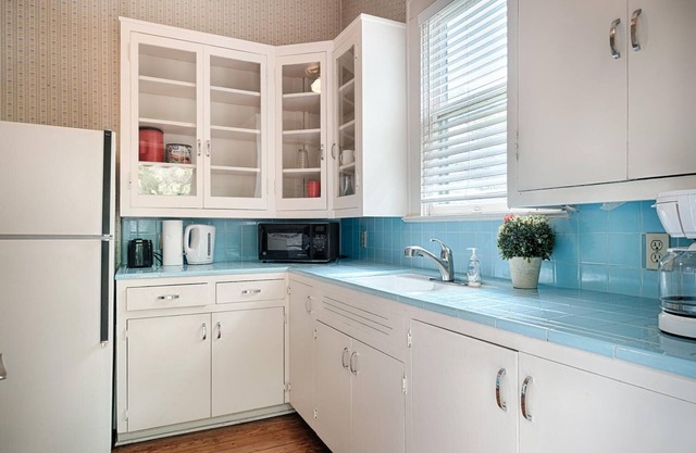 PRIME LOCATION w/FENCED DOG AREA NEAR UT,ZILKER PARK,ACL,SXSW,SHOP, MARKET,CAFE