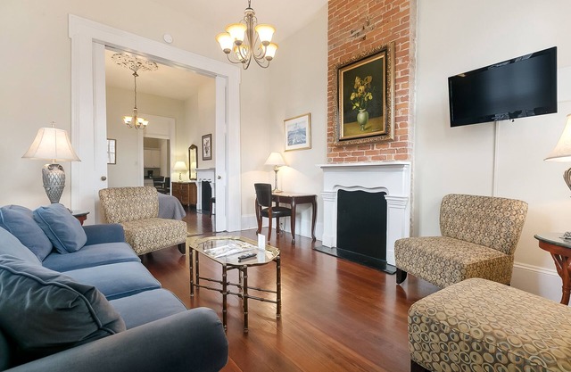 Prime location: Walk to Bourbon St & all of the French Quarter. Great for groups