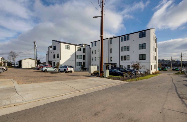 Prime Nashville 2BR Condo | Sleeps 6 +Free Parking