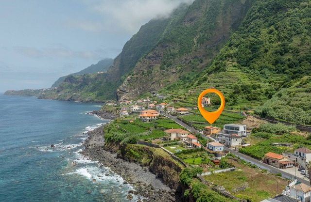 Prime oceanfront apt with terrace & parking. Epic Seixal & Porto Moniz views!