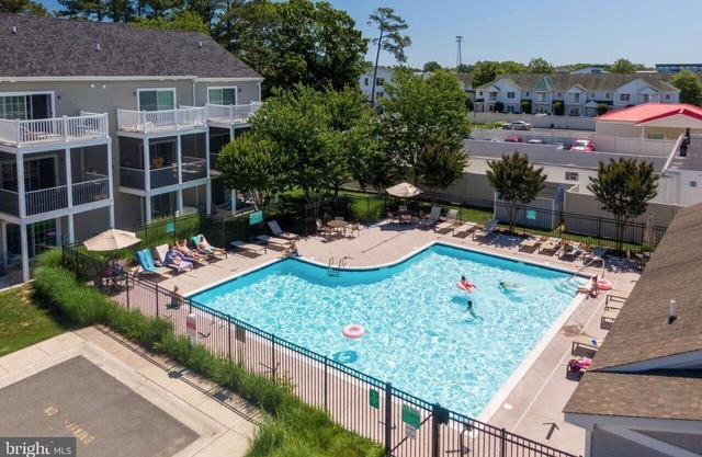 Pristine 4BR/3.5BA, Pool, Walk/bike to shops/beach