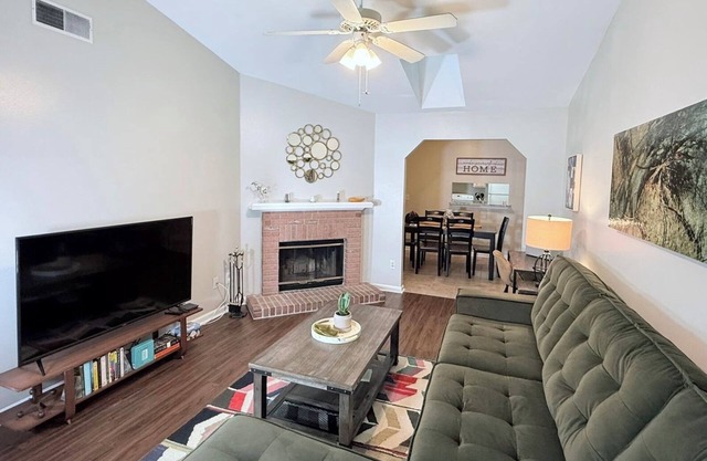 Pristine Elegance meets Chic Charm!