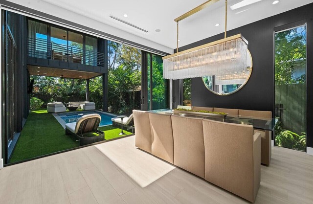 PRISTiNE New Build Mansion! 2 Masters&Heated Pool