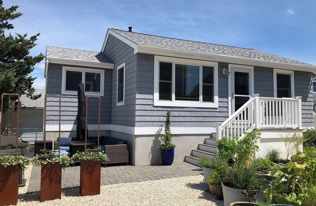 Pristine, renovated beach cottage; walk to Lavallette town center & beaches.