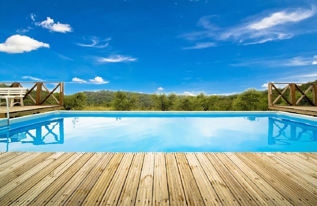 Private Villa with WIFI, hot tub, private pool, TV, panoramic view, parking, close to Arezzo
